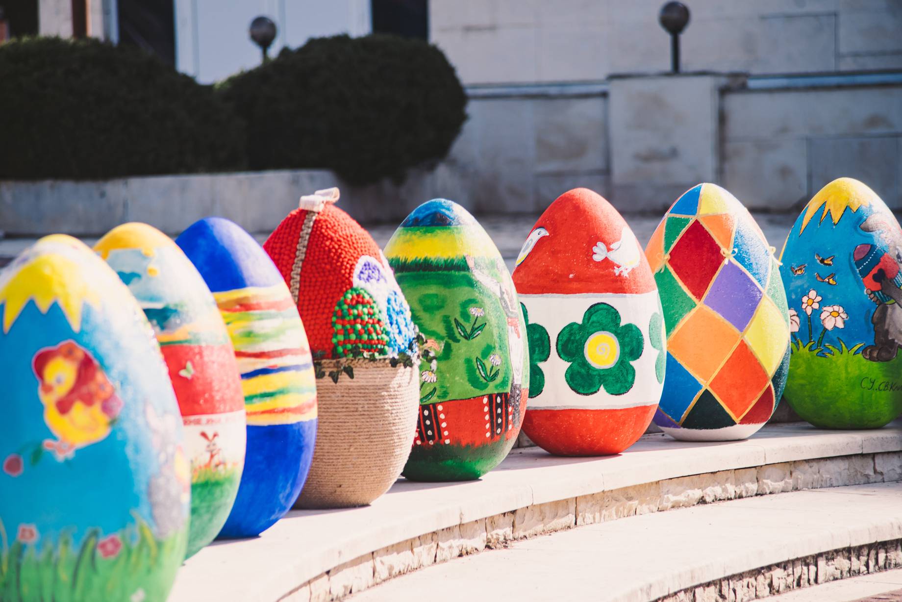  Великденски яйца, изрисувани от деца, украсиха центъра на Мездра 